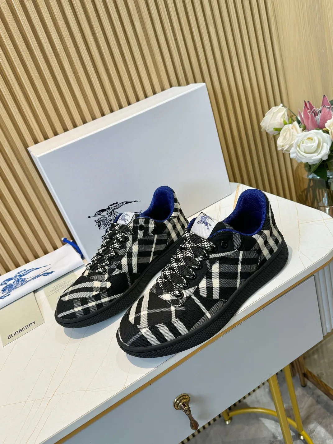 Men's men's shoes 💰560 Burberry's 2024 hot model is released. After three years, the classic plaid returns. It is versatile and decorated with worsted Burberry plaid pattern. Featuring a mesh lining and checkered laces, the rubber sole features the archive Burberry monogram. From Burberry's iconic collection, these wardrobe staples are interpreted with the brand's signature style.   ✅Fabric: classic cotton ✅Lining: original board lining, silk cowhide lining ✅Outsole: TPU ✅Color: black ✅Code number: 35-45 for men and women (45 customized)